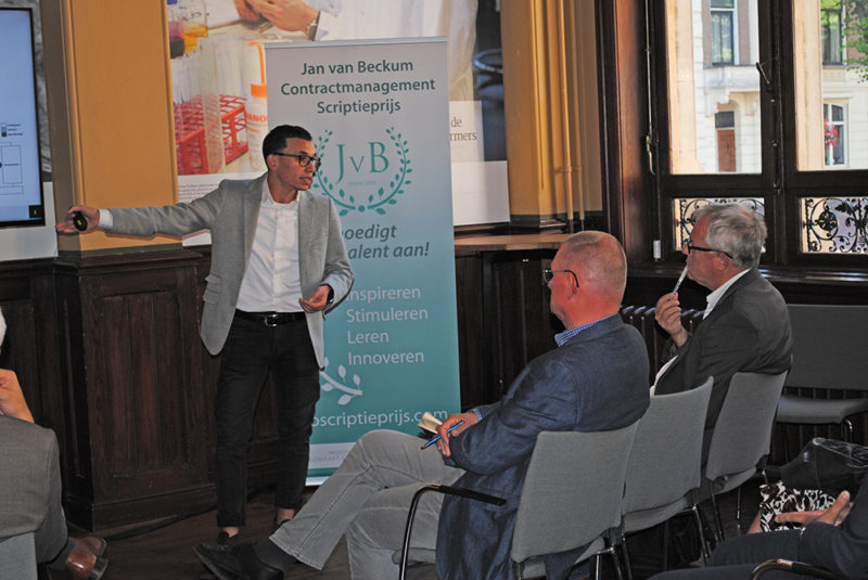 Student hogeschool in beraad met jury Jan van Beckum Scriptieprijs